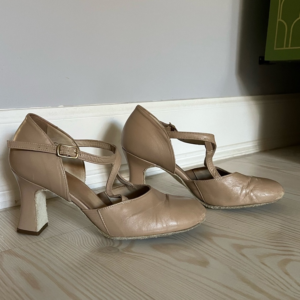 LaDuca Alexis 3” Soft Sole character shoes size 8.5